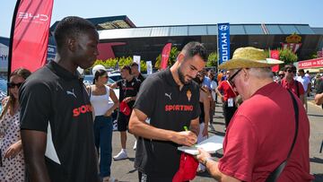 07-08-25. LUCAS PERRIN, JUNTO A AMADOU MATAR, FIRMA UN AUTÓGRAFO A UN AFICIONADO EN LA FIDMA.