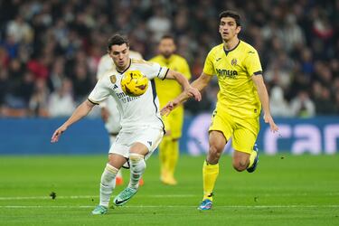 Brahim y Gerard Moreno pelean por la posesión de un balón.