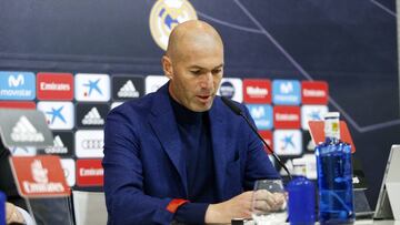 Zinedine Zidane comparece ante los medios en la rueda de prensa en la que ha anunciado su dimisión como entrenador del Real Madrid.