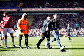 Un seguidor del Birmingham City Football Club ha saltado al terreno de juego durante el encuentro frente al Aston Villa y ha agredido al jugador del Jack Grealish, símbolo de los 'Villanos'.

