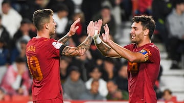 GRANADA, 28/10/2025.- Los delanteros del Valencia Dani Raba (i) y Hugo Duro celebran un gol ante el Macarena, durante el partido de la primera ronda de la Copa del Rey que el UD Macarena y el Valencia CF disputan este martes en el Estadio Nuevo Los Cármenes, en Granada. EFE/Miguel Ángel Molina
