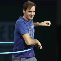 Federer, relajado a defender el título moviendo el 'hula hoop'
