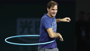 Federer, relajado a defender el título moviendo el 'hula hoop'