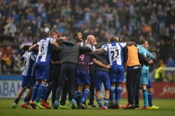 Los jugadores del Deportivo celebran la victoria ante el Barcelona al final del partido.