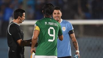 Bolivia's forward Marcelo Martins (L) shakes hands with Uruguay's defender Jose Maria Gimenez before the start of the 2026 FIFA World Cup South American qualification football match between Uruguay and Bolivia at the Centenario Stadium in Montevideo on November 21, 2023. (Photo by DANTE FERNANDEZ / AFP)
