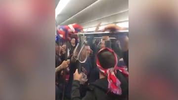 Atlético players sing Fernando Torres' name on airport bus