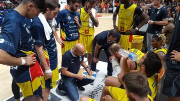 Joan Peñarroya da instrucciones a sus jugadores durante un tiempo muerto.
