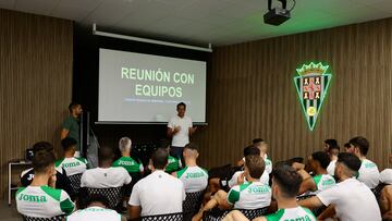 Munuera, en la charla con los jugadores del Córdoba