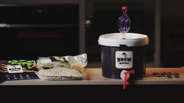 Convertir a tu mejor amigo en un maestro cervecero es un regalo original... y este kit te lo demuestra (es lo más vendido)