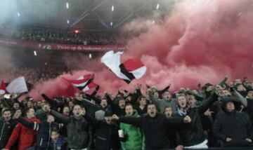 Gran ambiente en el Estadio De Kuip.