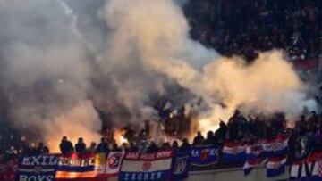 Bengalas desde la grada croata.