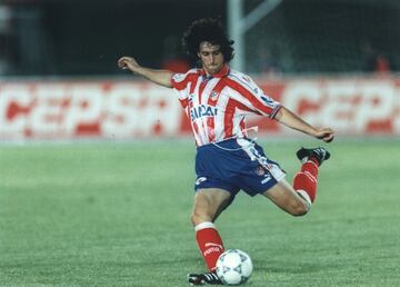 Jug¨® durante la temporada 1992-93 en el FC Barcelona. Y la temporada 1996-97 visti¨® la camiseta del Atl¨¦tico de Madrid.