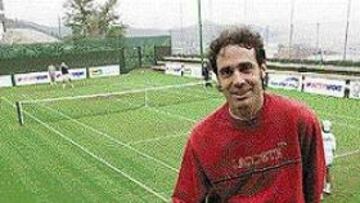 <b>CORRETJA SE UNIÓ A FELICIANO.</b> El tenista catalán se entrenó ayer durante dos horas en la pista de hierba natural del Club Vall Parc de Barcelona, donde preparará junto a Feliciano López el partido de dobles de la final de la Copa Davis.