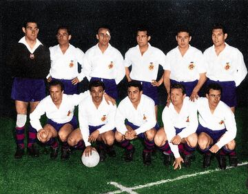 Esta camiseta blanca es singular en la historia del equipo blaugrana. Se utilizó como segunda equipación durante la temporada 1957-58. El escudo también es diferente, hace un guiño al de 1899.