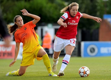  Su gran hacer en Valencia le llevó a fichar por el club de sus amores: el Barcelona. Era una asidua al Camp Nou siempre que podía y ahora iba a defender los colores del equipo de su vida. Allí llegó con sólo 18 años y una gran proyección. El Barcelona creció al lado de futbolistas como Torrecilla, Losada, Corredera o Sonia Bermúdez. Titular desde su llegada tuvo la oportunidad de hacer su debut en Champions esa misma temporada.