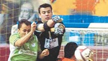 <b>HÉROE. </b>Bartolotto, con Marquinho, fue el mejor del Benicarló.