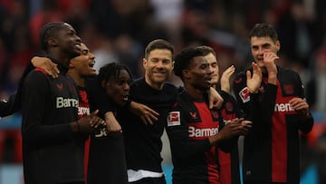 Soccer Football - Bundesliga - Bayer Leverkusen v TSG 1899 Hoffenheim - BayArena, Leverkusen, Germany - March 30, 2024 Bayer Leverkusen coach Xabi Alonso celebrates with Nathan Tella, Jeremie Frimpong and teammates in front of their fans after the match REUTERS/Thilo Schmuelgen DFL REGULATIONS PROHIBIT ANY USE OF PHOTOGRAPHS AS IMAGE SEQUENCES AND/OR QUASI-VIDEO.