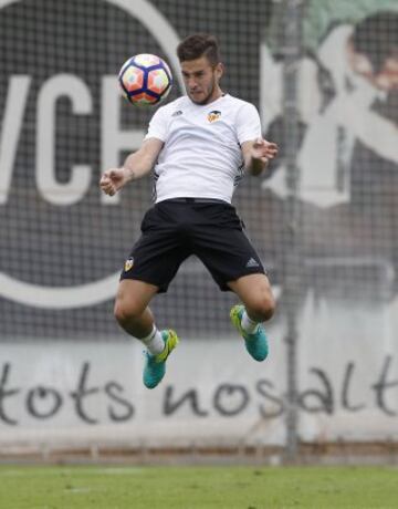 27 jugadores que vistieron la camiseta del Real Madrid y el Valencia