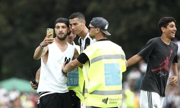 Un aficionado invade el campo tras el primer tiempo para hacerse una foto con su ídolo.