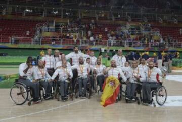 La selección española posa con la medalla de plata. 