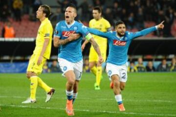 El jugador del Nápoles Marek Hamsik celebra después de anotar un gol, durante un partido por la Liga Europa entre el Nápoles y el Villarreal.