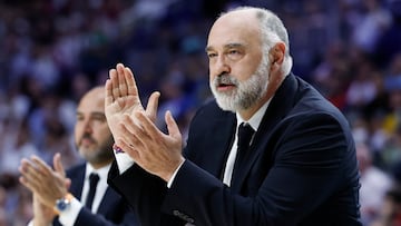 Pablo Laso aplaude con Chus Mateo detr¨¢s.