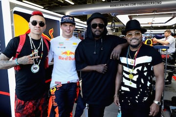 Max Verstappen posa con el grupo musical Black Eyed Peas durante la clasificación del GP de Azerbaiyán. 