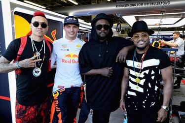 Max Verstappen posa con el grupo musical Black Eyed Peas durante la clasificación del GP de Azerbaiyán.
