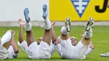 <B>CON EL PIE EN EL CHARCO</B>. La peculiar celebración del segundo gol madridista en Mendizorroza, con Ronaldo, Robinho y Roberto Carlos tumbados sobre el suelo y agitando brazos y piernas ha encendido las iras del polémico presidente alavesista, que una vez más ha hecho gala de la cintura, la mesura y la cordura que le caracterizan.