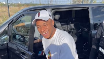 Kylian Mbappé baja de su coche para firmar autógrafos a los aficionados congregados a la puerta de la ciudad deportiva del PSG.