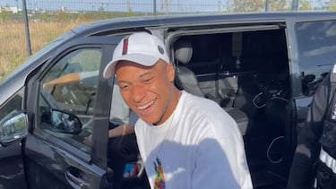 Kylian Mbappé baja de su coche para firmar autógrafos a los aficionados congregados a la puerta de la ciudad deportiva del PSG.
