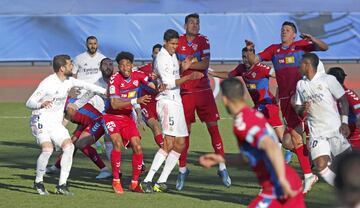 ?Cae Ramos dentro del ¨¢rea al intentar rematar una falta y el colegiado pita falta en ataque sobre Marcone!.