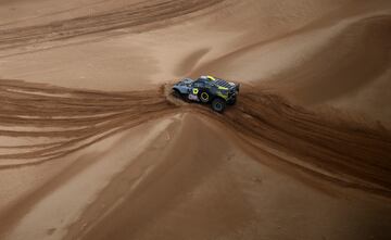 El piloto francés Simon Vitse y su copiloto francés Frederic Lefebvre compitiendo durante la séptima etapa del Dakar. 