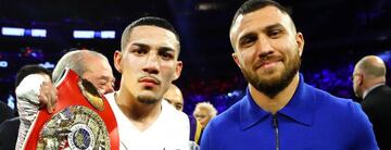 Vergil Ortiz y Vasyl Lomachenko posaron tras la victoria del primero.