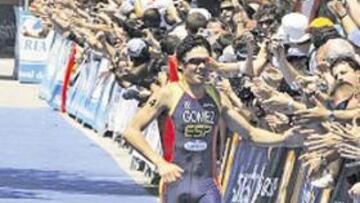 <b>ORO Y PLATA. </b>Javier Gómez Noya llega a la meta de la Casa de Campo precediendo a Iván Raña.