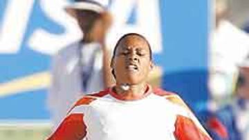 <b>LESIONADA. </b>Jones hace un gesto de dolor poco antes de retirarse.