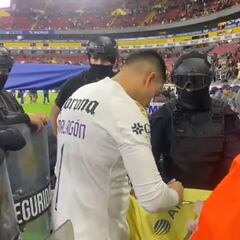 Luis Ángel Malagón y su increíble detalle con un policía del Jalisco