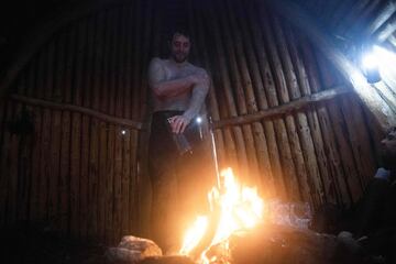 El cinco veces campeón mundial de apnea, Arthur Guerin-Boeri, de Francia, se calienta en una antigua cabaña ártica tradicional, antes de sumergirse en las profundidades para avistar orcas.