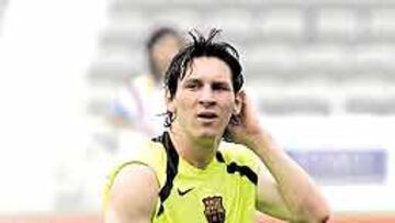 <b>AGOBIO.</b> Leo Messi camina entre los aspersores en funcionamiento.