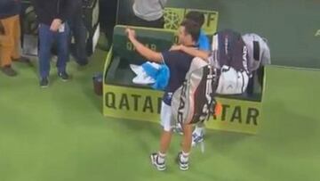 La imagen de enero: Zeballos cae con Djokovic y le pide una 'selfie'