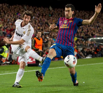 Granero centra un balón ante Busquets durante un Barcelona-Real Madrid (11-12).