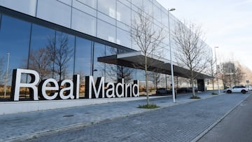Instalaciones del Real Madrid, en la ciudad deportiva de Valdebebas, a 12 de marzo de 2023, en Madrid (España). El Real Madrid convocó ayer "con carácter urgente" esta reunión de su Junta Directiva para decidir las "acciones" a tomar ante lo que consideran "la gravedad de las acusaciones" formuladas por la Fiscalía de Barcelona contra el FC Barcelona en relación con el 'caso Negreira'. La Fiscalía presentó una denuncia contra el FC Barcelona y sus expresidentes Sandro Rosell y Josep Maria Bartomeu por presunta corrupción en pagos al exvicepresidente del Comité Técnico de Árbitros (CTA) José María Enríquez Negreira. La denuncia, consultada por Europa Press, también se dirige contra el propio Negreira y los exdirectivos del club Óscar Grau y Albert Soler. La Fiscalía les acusa de haber cometido presuntamente los delitos de corrupción entre particulares en el ámbito deportivo, administración desleal y falsedad documental.
12 MARZO 2023;FÚTBOL;DEPORTE;CORRUPCIÓN;CIUDAD DEPORTIVA;REAL MADRID;
Gustavo Valiente / Europa Press
12/03/2023