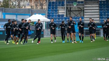 La plantilla de la UD Ibiza, durante un entrenamiento.