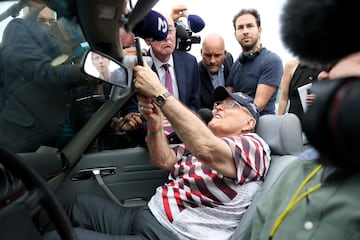 El exalcalde de la ciudad de Nueva York y exabogado de Donald Trump, Rudy Giuliani, dentro de un automóvil fuera del Centro de Recreación Morton y Barbara Mandel.