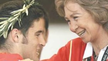 <b>CON LOS OLÍMPICOS. </b>La Reina pudo felicitar en persona al piragüista David Cal por su oro ganado en Atenas.