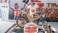 Toni Bou celebra su 16º título de TrialGP en Ponte di Legno, Italia.