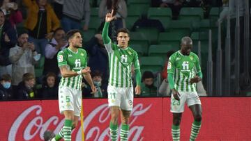 Real Betis' Spanish midfielder Cristian Tello (C) celebrates after scoring his team's first goal during the Spanish league football match between Real Betis and Club Atletico de Madrid at the Benito Villamarin stadium in Seville on March 6, 2022. (Photo by CRISTINA QUICLER / AFP)