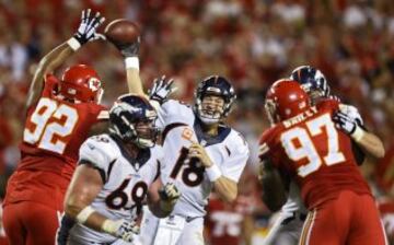 Y en la jugada siguiente, en segunda y 10, Alex Smith es interceptado por el cornerback bronco Aqib Talib, con lo que la posesi¨®n vuelve a las huestes de Peyton Mannning, quien logra empatar el encuentro con un TD de pase al tight end Virgil Green a 54 segundos del descanso. McManus vuelve a conectar el extra point y se llega al intermedio con empate a 14.