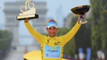 EXULTANTE. Nibali levanta sus trofeos en los Campos El&iacute;seos.
 