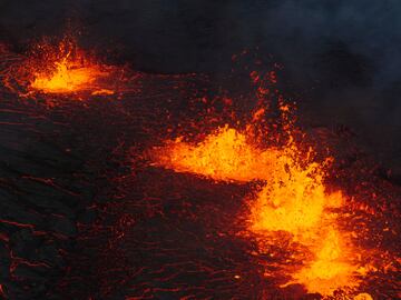 Esta nueva etapa volcánica comenzó el pasado mes de noviembre, momento en el que el sistema volcánico Svartsengi volvió a tener actividad después de casi 800 años.
